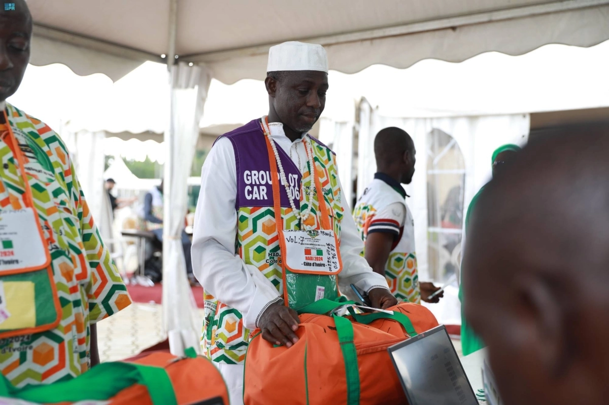 


حجاج يستلمون أمتعتهم بالمطار                                 (مكة) 