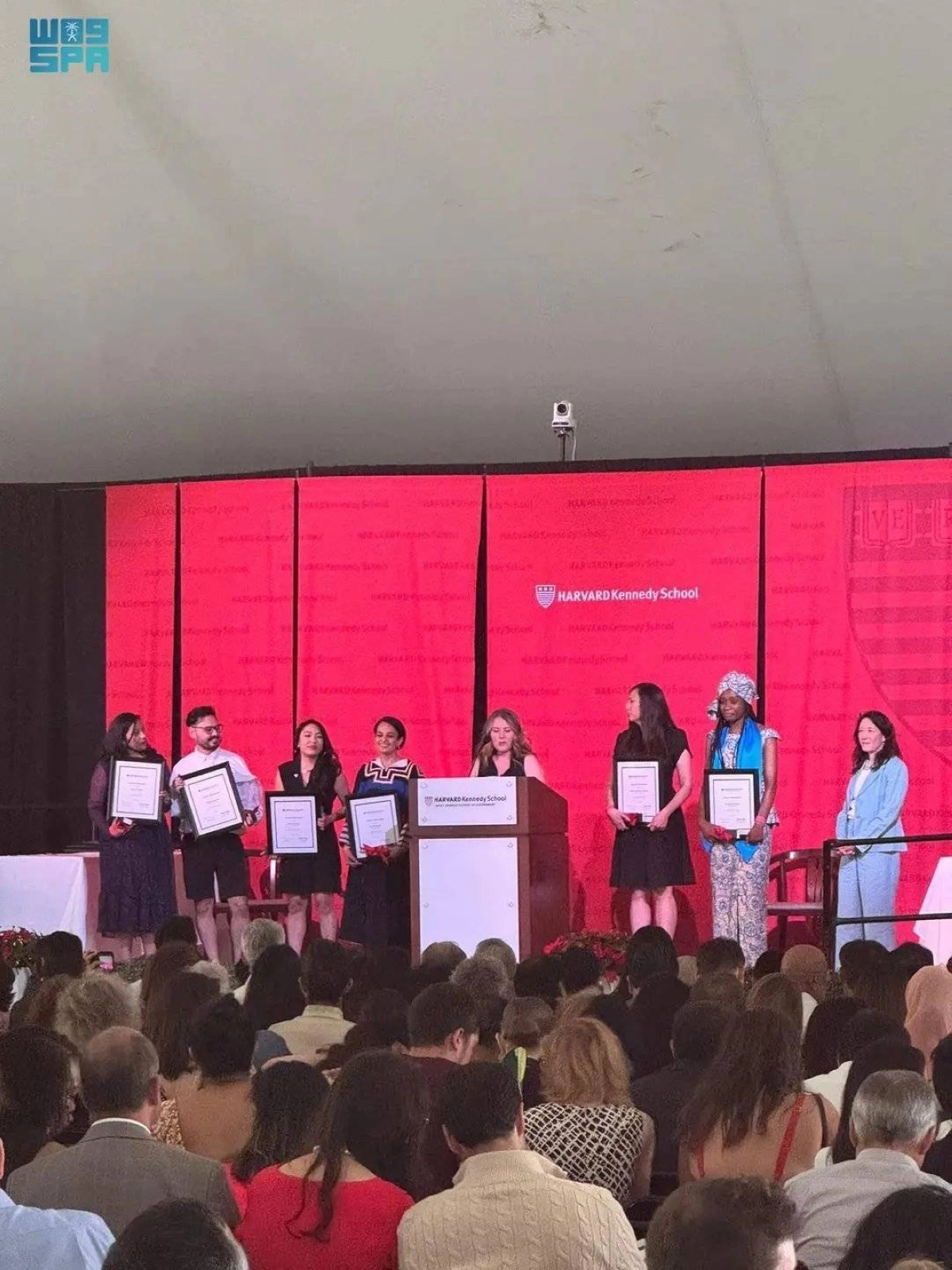 


مبتعثون خلال عرض مشاريعهم البحثية                                            (مكة) 