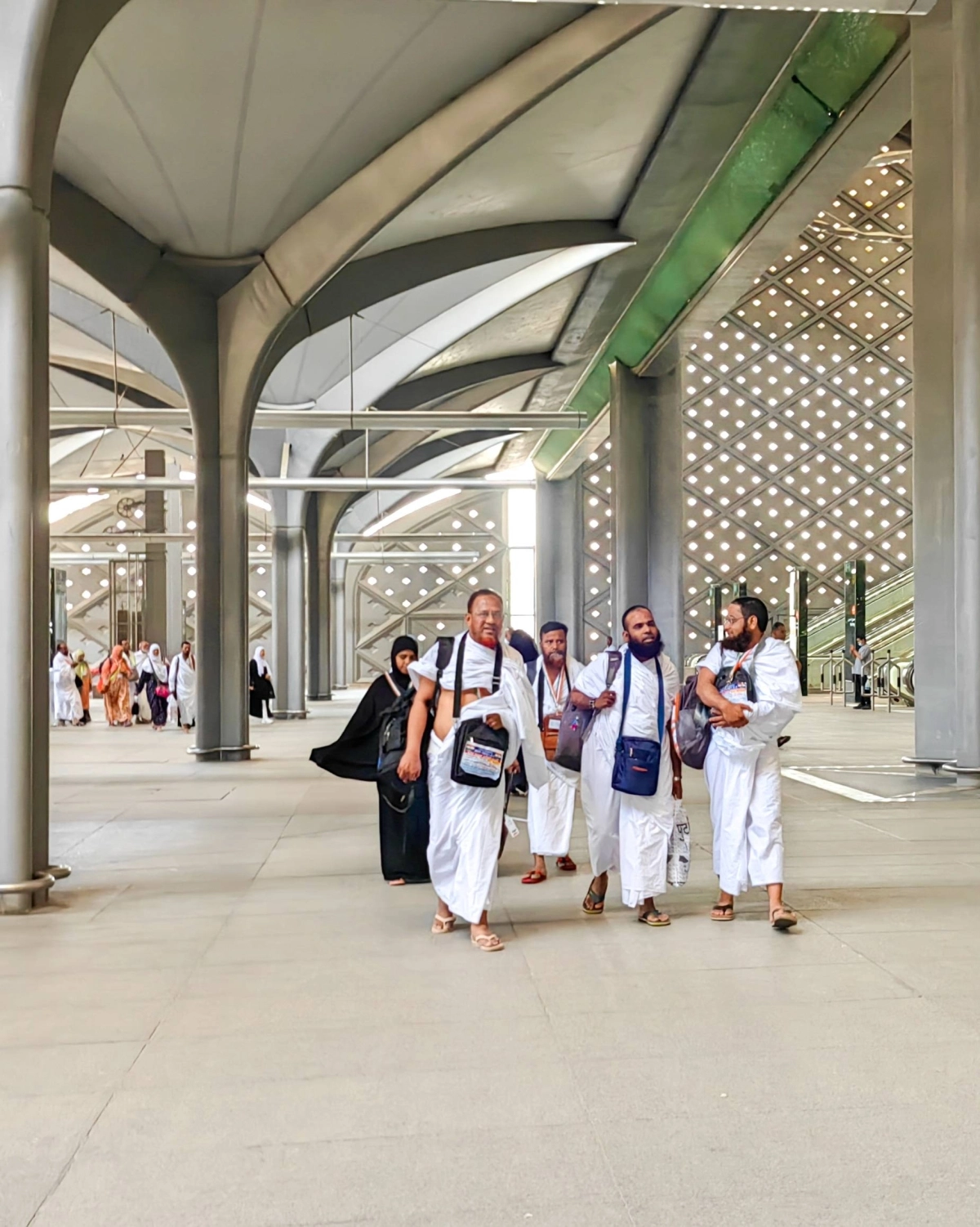 
يتوافد هذه الأيام حجاج بيت الله الحرام على مكة المكرمة عن طريق قطار الحرمين السريع والمنافذ الأخرى والسعادة تعلو وجوههم، حيث يجري استقبالهم بحفاوة غامرة. ( أنس الحارثي)