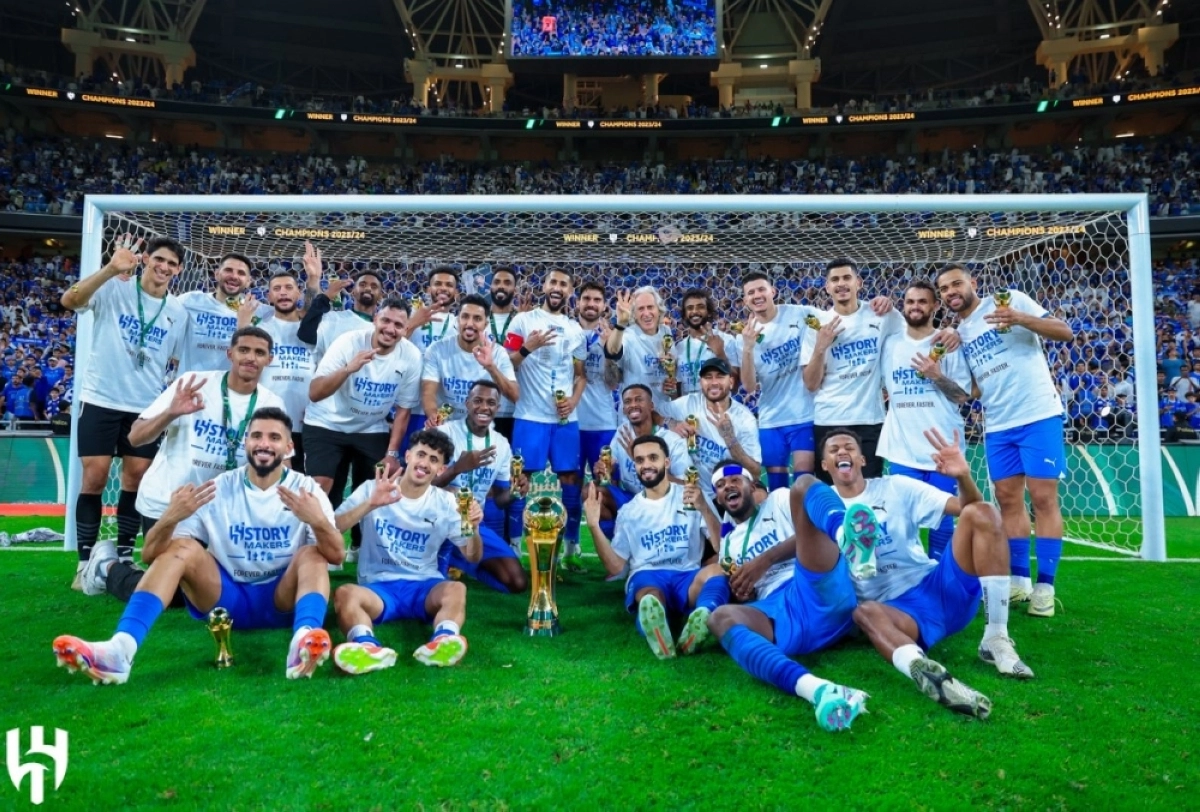 نيمار يحتفل مع لاعبي الهلال