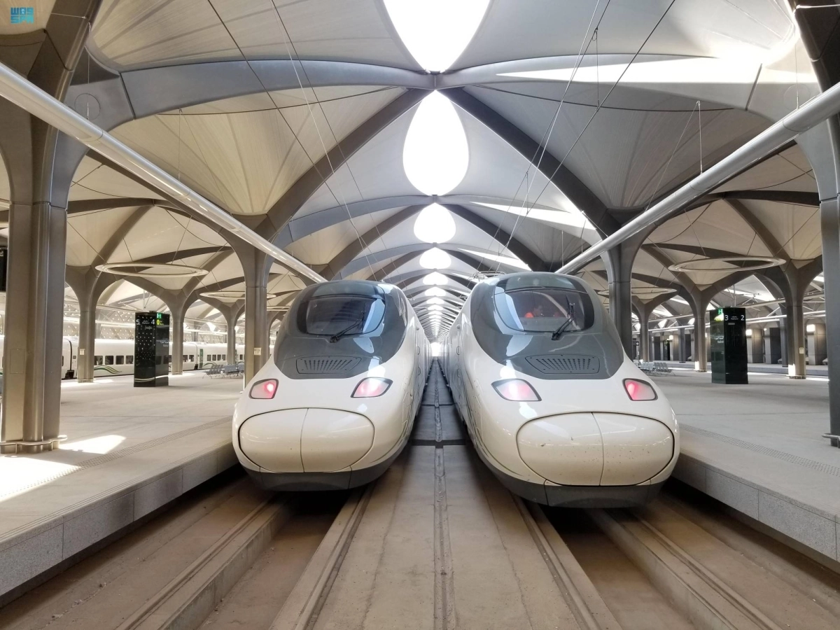 


من القطارات الكهربائية                                       (مكة) 