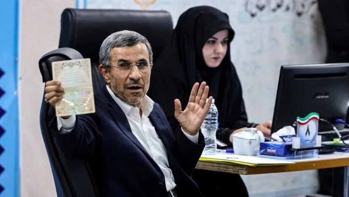 


محمود أحمدي نجاد يتقدم بأوراق ترشيحه                 (مكة) 