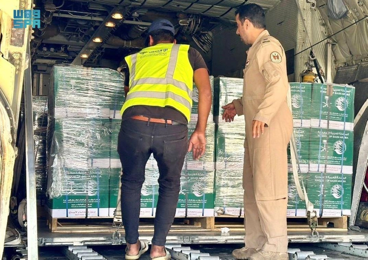 تنزيل حمولة الطائرة السعودية لأهل غزة                                  (واس)