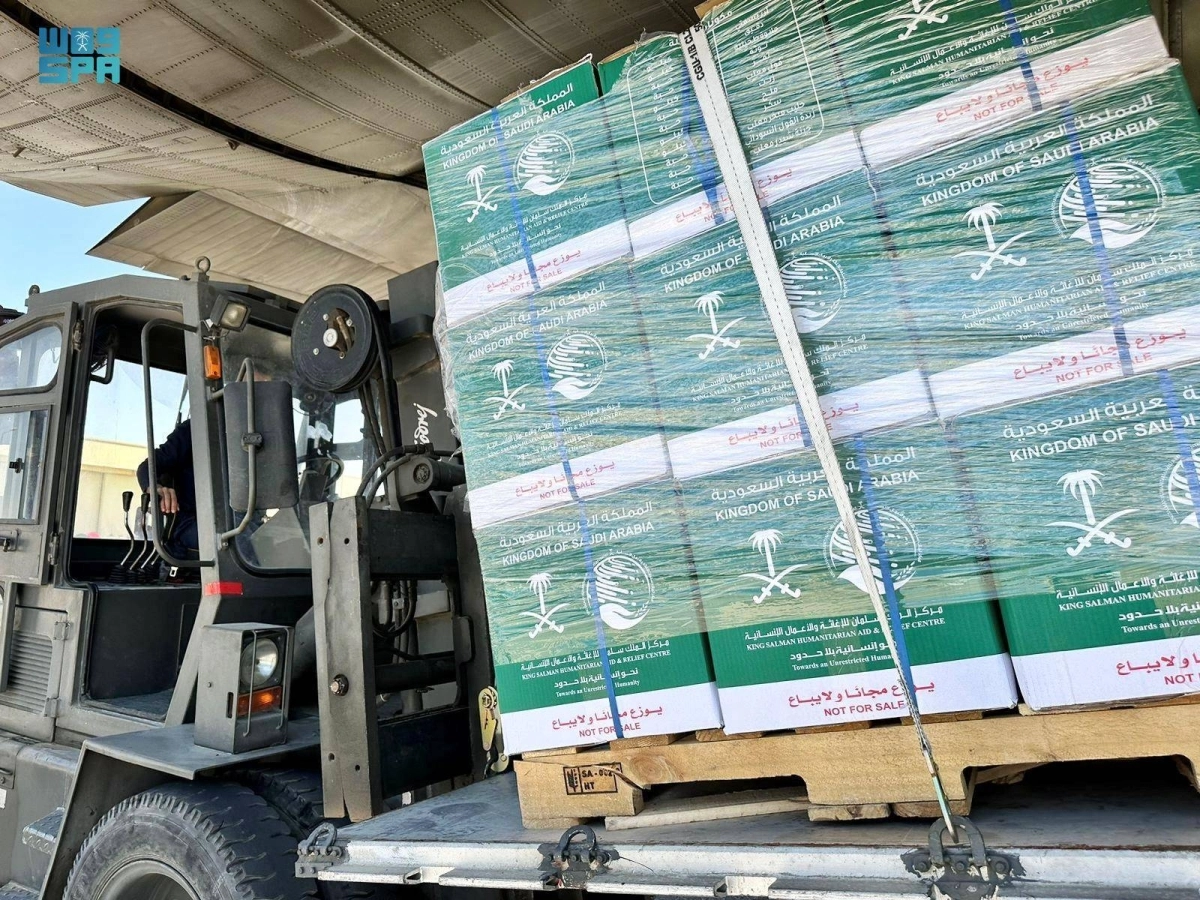 تنزيل حمولة الطائرة السعودية لأهل غزة                                  (واس)