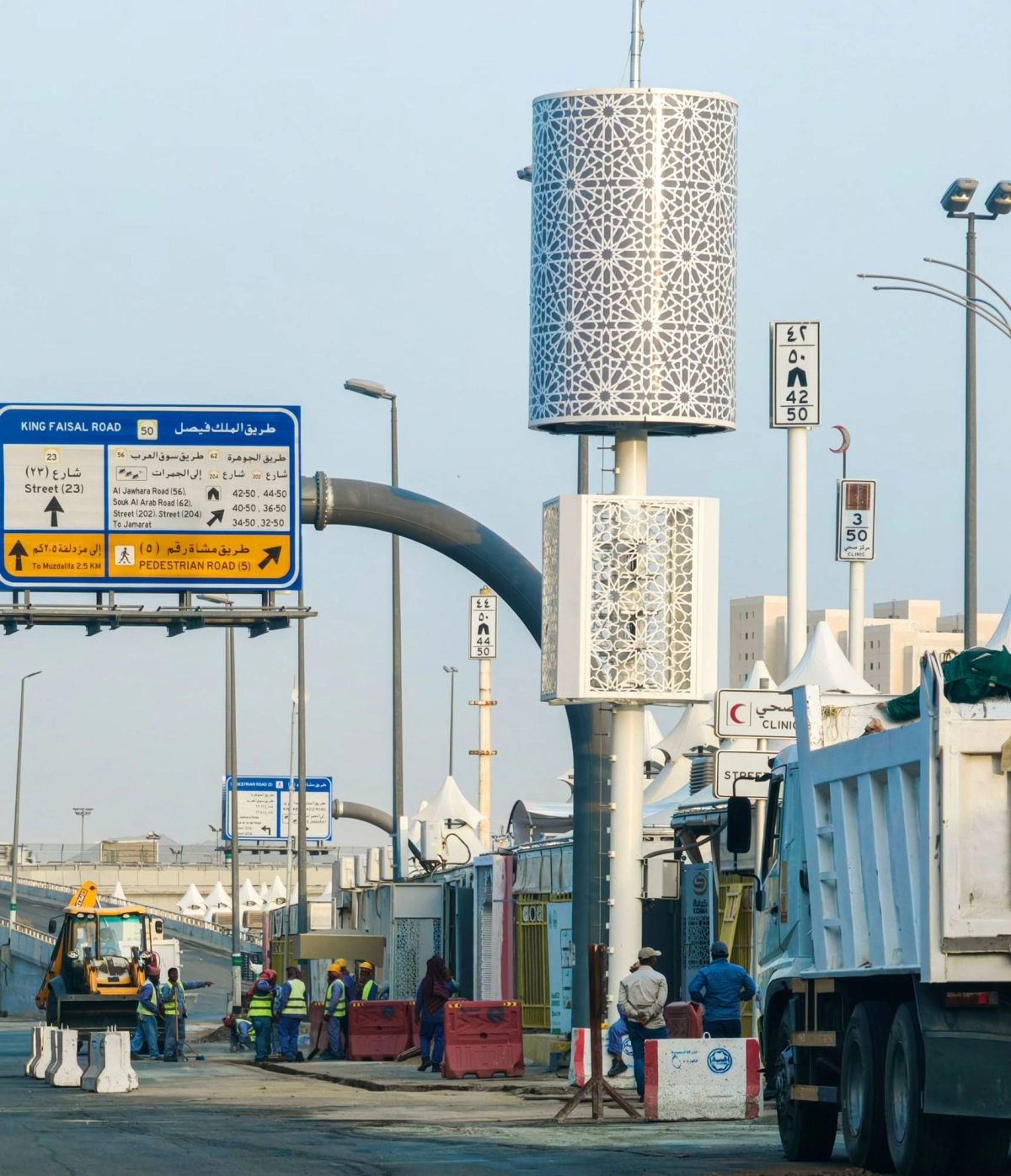 
تعمل شركات الاتصالات على تقوية شبكات الاتصال والإنترنت، والتوسع في تغطيتها في مكة والمشاعر المقدسة، وذلك لراحة حجاج بيت الله الحرام وجعلهم على اتصال دائم بأسرهم، سواء في الداخل أو الخارج. (أنس الحارثي)