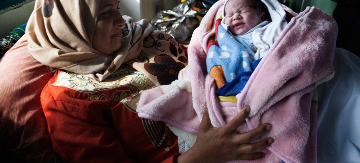 


طفل فلسطيني يواجه مع أمه المجهول                                                      (مكة) 