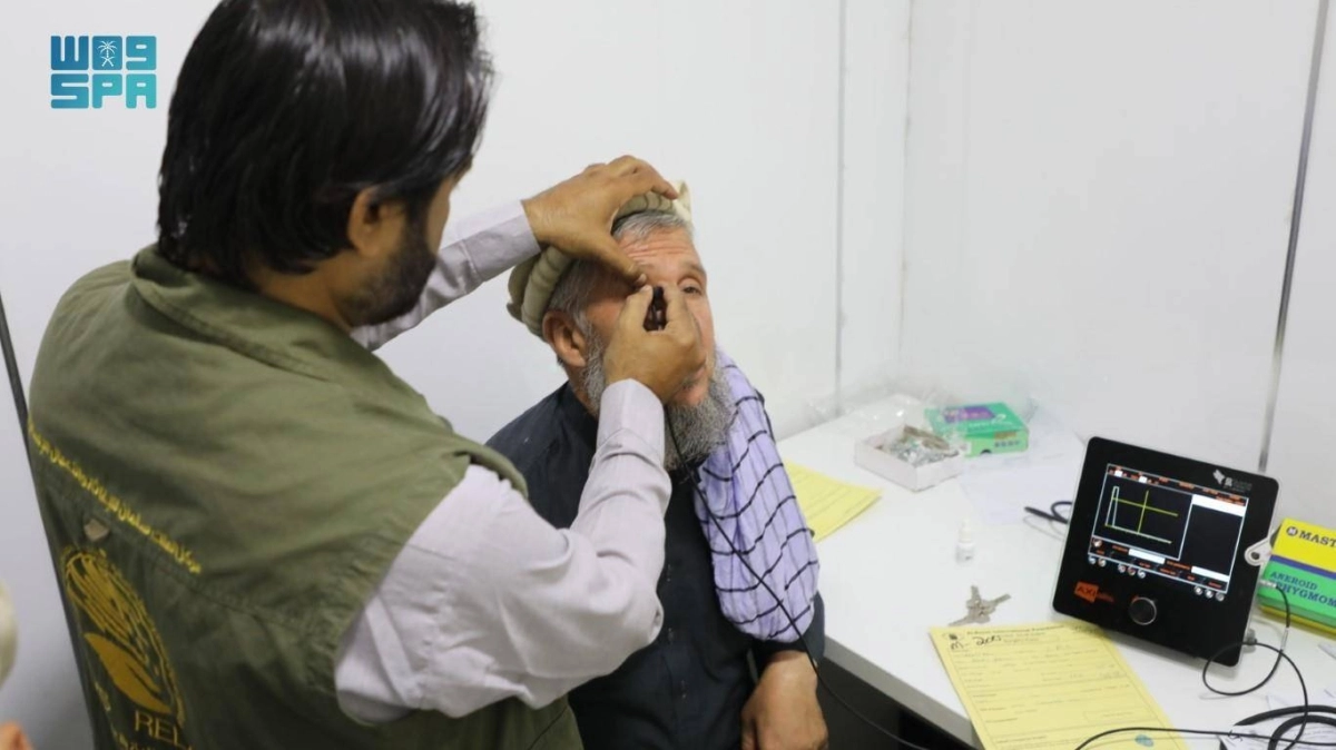 


الكشف على مريض أفغاني 