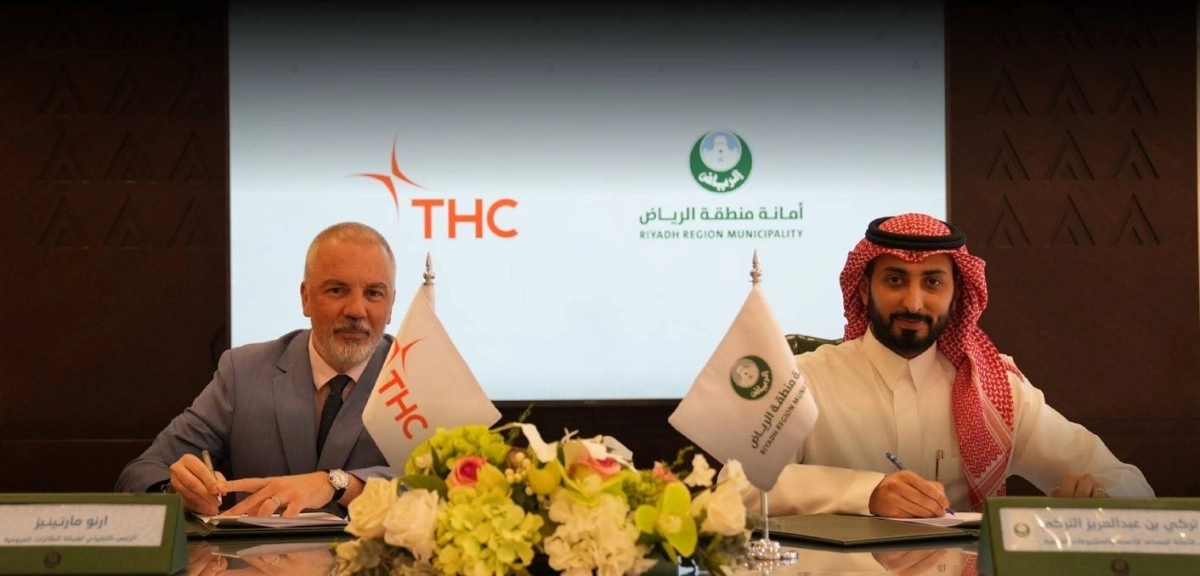 


جانب من التوقيع 