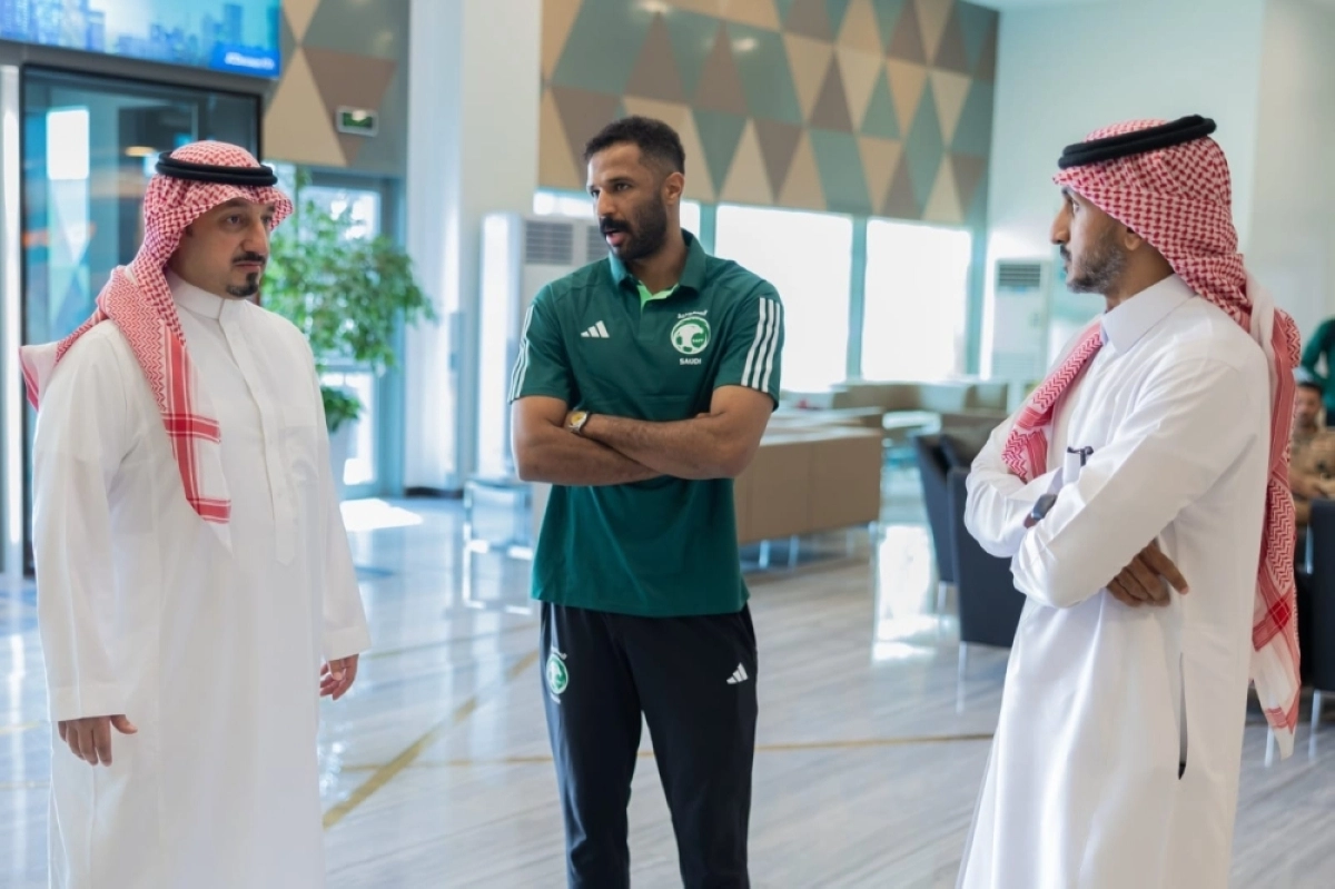 محمد العويس مع إدار المنتخب