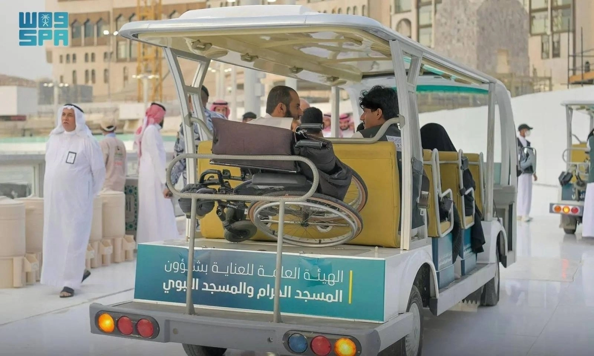 


النقل الترددي بعربات القولف                     (مكة) 