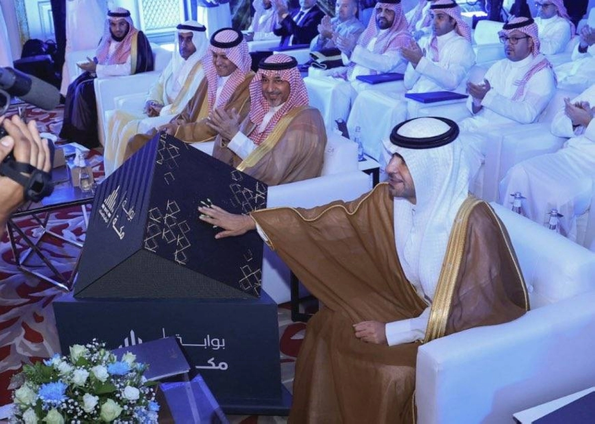 


ماجد الحقيل خلال تدشين ضاحية مكة أمس                        (مكة) 