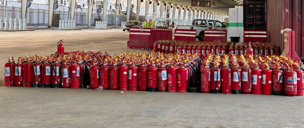 
حرصا على رفع مستويات الحماية ورفع الأمان في المخيمات، تعمل الجهات ذات الاختصاص على حصر جميع طفايات الحريق والتأكد من صلاحيتها وإعادة تعبئتها، لجميع مخيمات المشاعر المقدسة، ورفع جاهزية أدوات السلامة وأنظمة المكافحة. (أنس الحارثي)