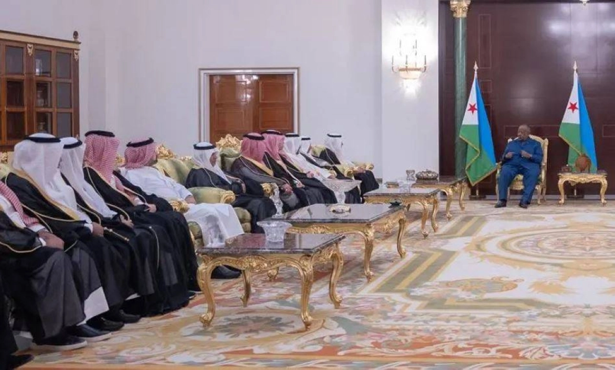 الرئيس الجيبوتي خلال لقاءه الوفد السعودي
