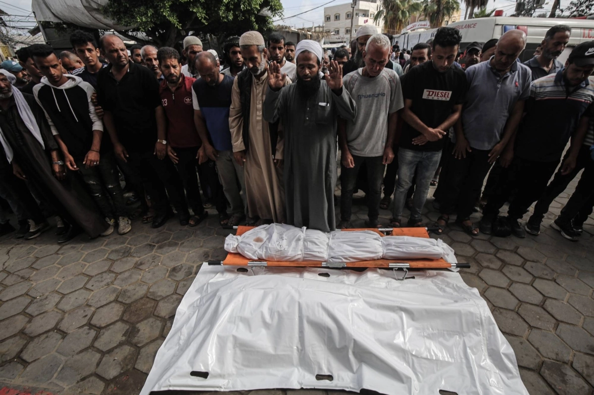 


فلسطينيون يودعون ذويهم بعد مجزرة إسرائيلية                                    (د ب أ) 