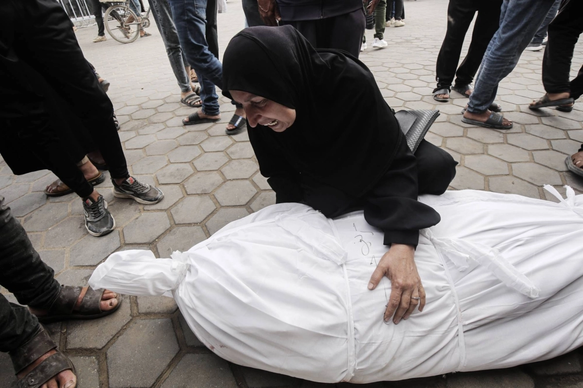 أم تصرخ على ابنها الشهيد (د ب أ)