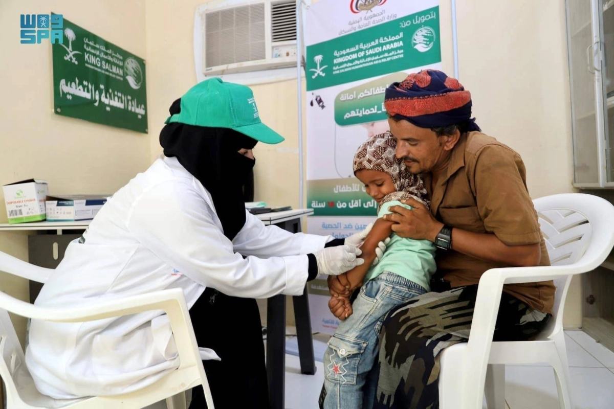 طبيبة في الحملة تكشف على أحد الأطفال (واس)