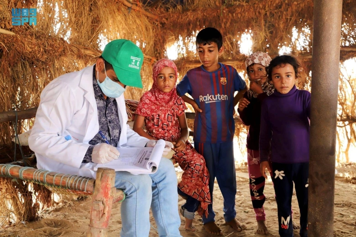 


أطباء وطبيبات يحصنون الأطفال في أماكن سكنهم                                               (واس) 