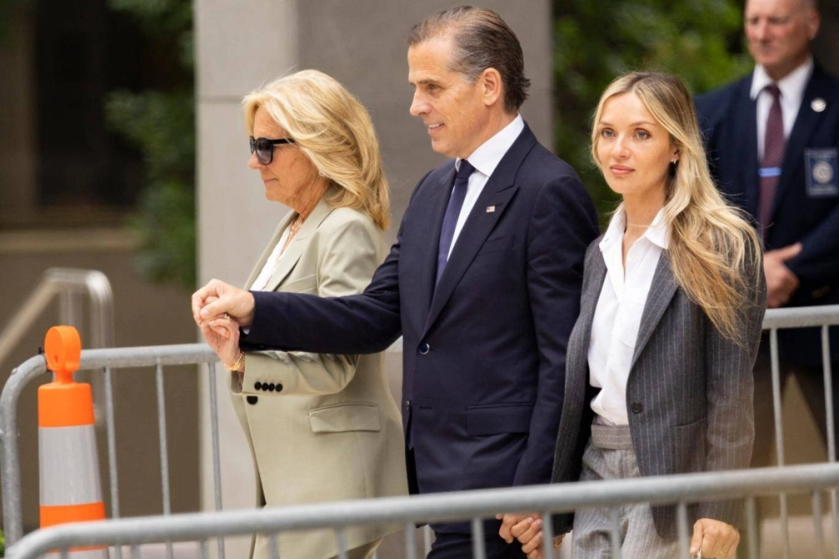 


جيل بايدن وهانتر وزوجته ميليسا كوهين بايدن يغادرون مبنى المحكمة                   (مكة) 