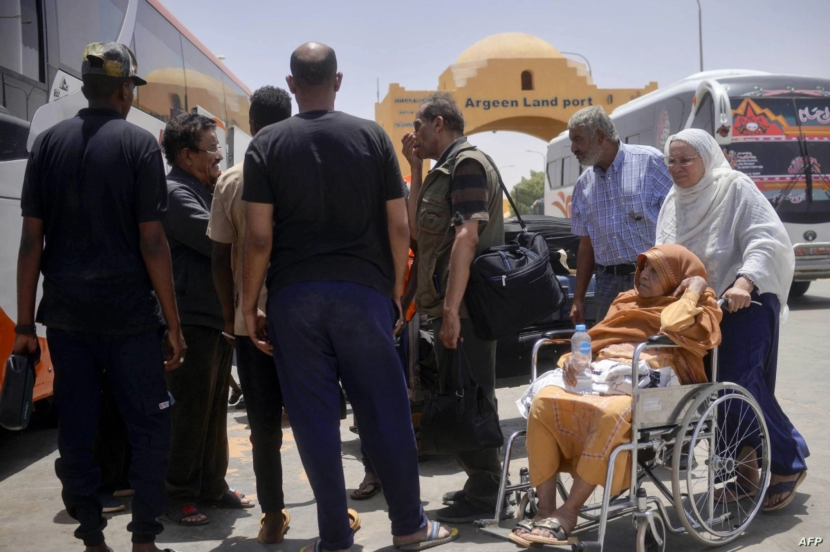 


رحلة صعبة للهرب إلى خارج السودان                                                                  (مكة) 