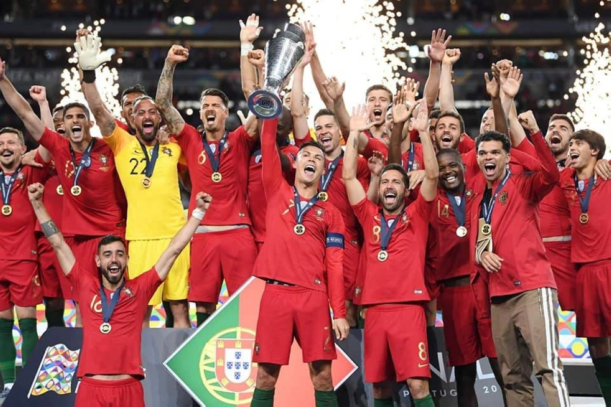 


رونالدو يحتفل مع لاعبي البرتغال بكأس أمم أوروبا 2016 