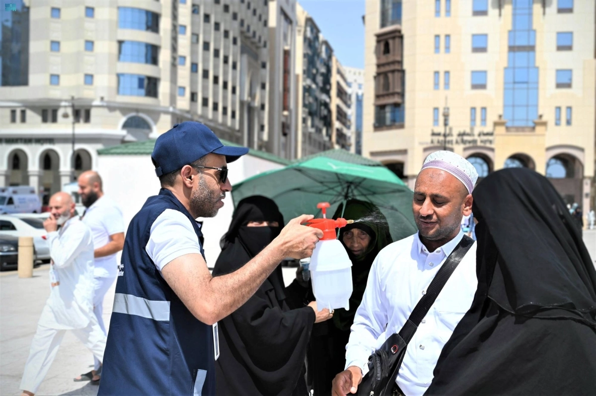 


تلطيف الأجواء برش رذاذ الماء                                (مكة) 