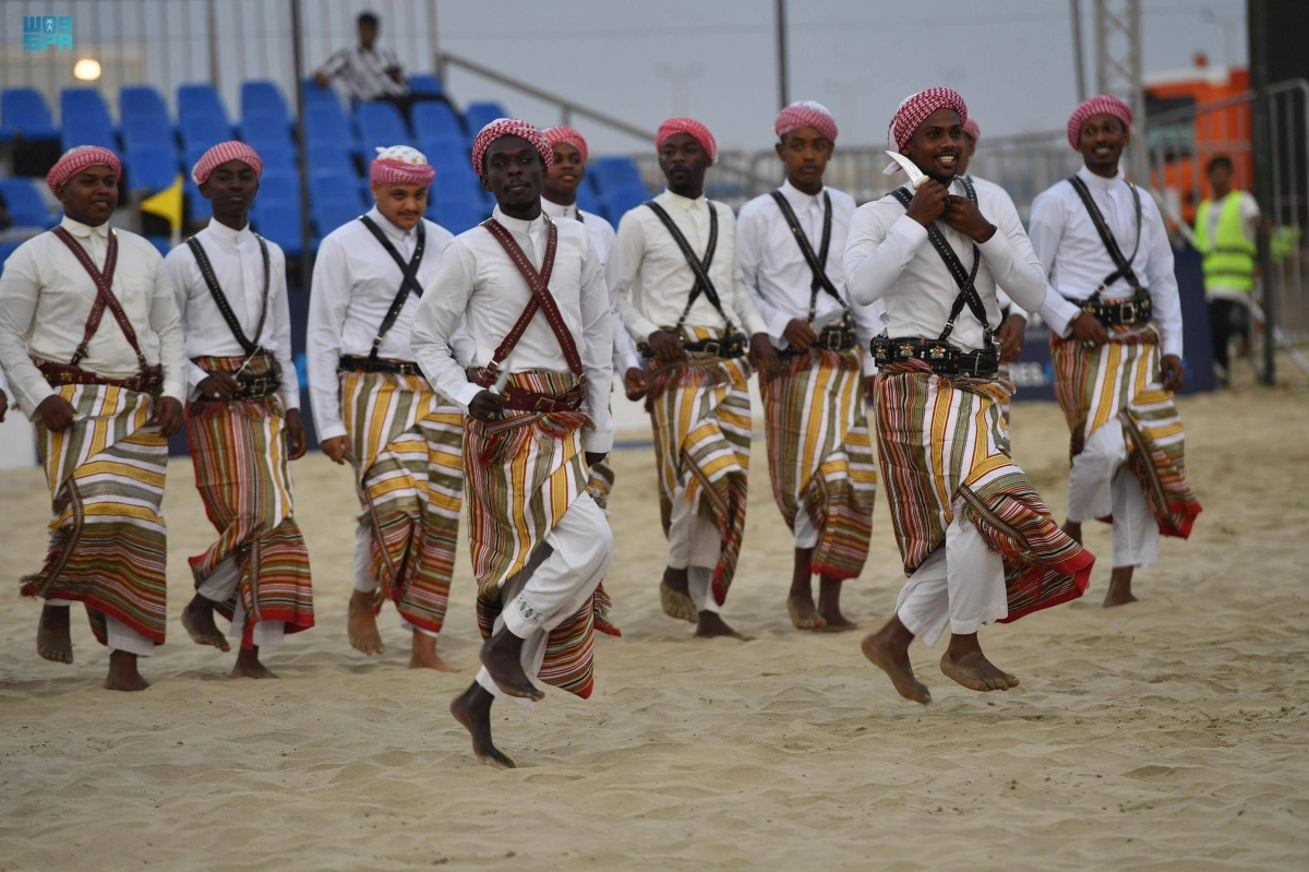 


فرقة تؤدي إحدى الرقصات                              (مكة) 