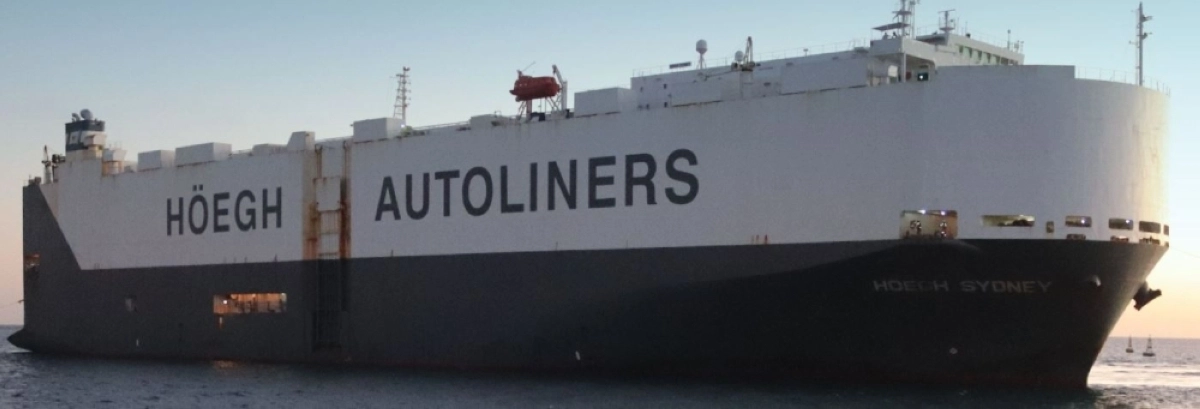 سفينة نقل سيارات في ميناء الملك فهد الصناعي بينبع