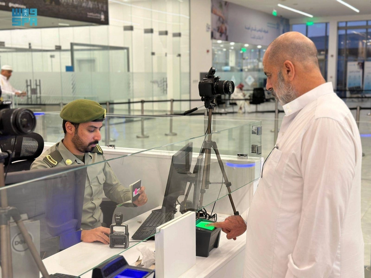 


حاج ينهي إجراءات المغادرة            (مكة) 