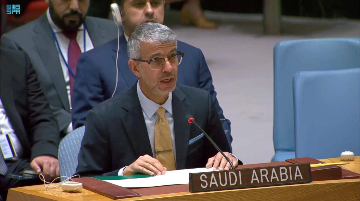 


عبدالعزيز الواصل متحدثا خلال الجلسة                                 (مكة)     