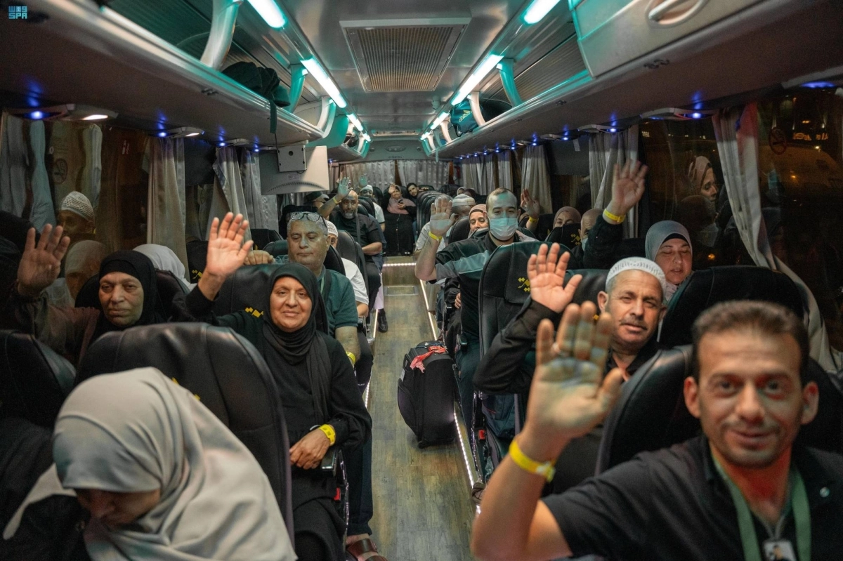 


حجاج خلال مغادرتهم                                            (مكة) 