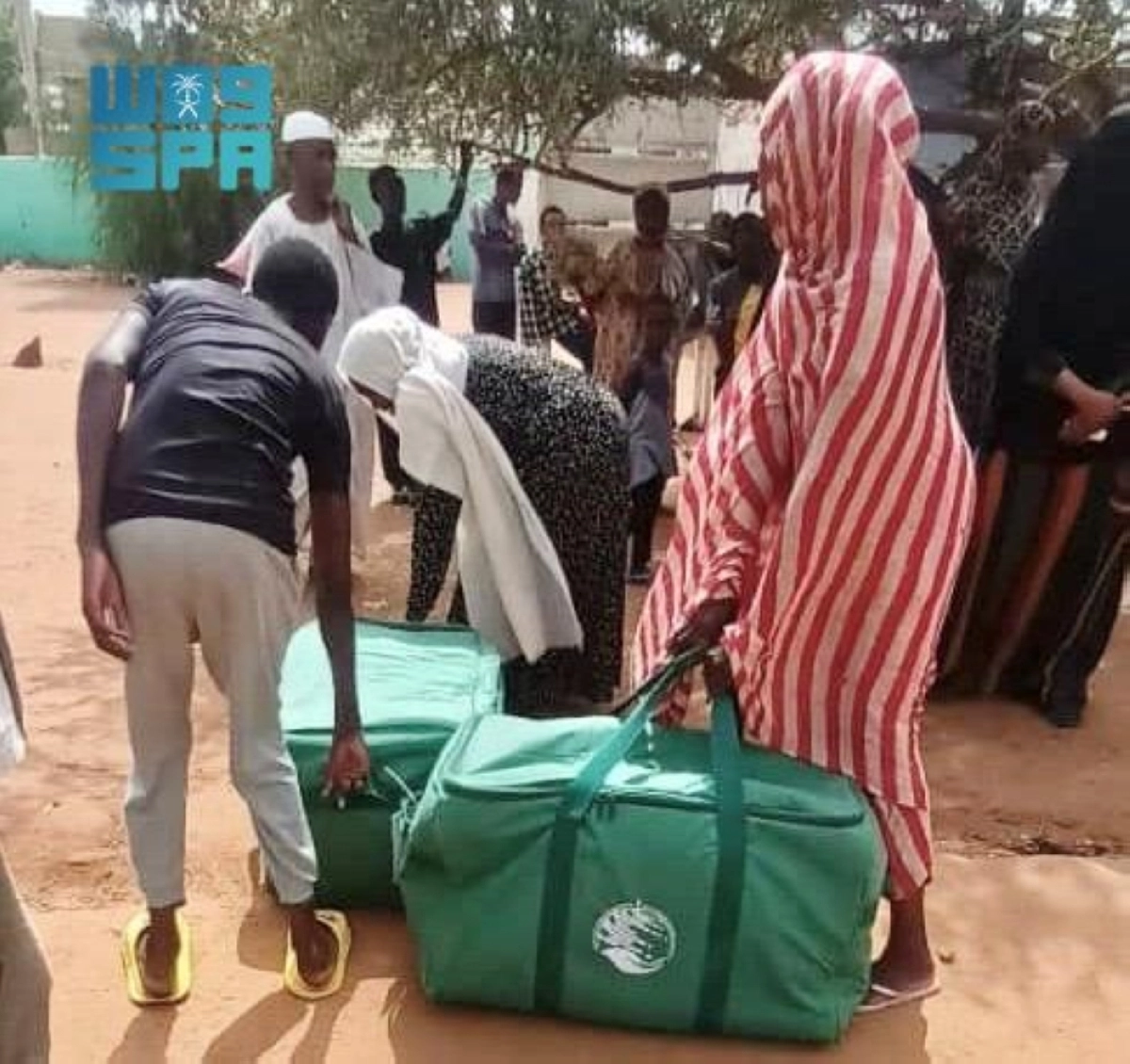 سودانيون يتسلمون الحقائب الإيوائية السعودية (واس)