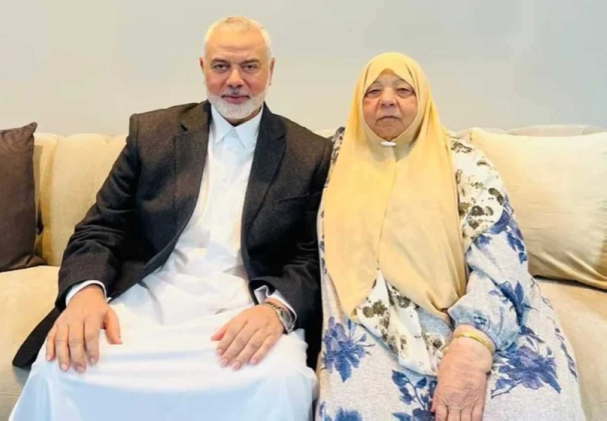 إسماعيل هنية وشقيقته في صورة سابقة (مكة)