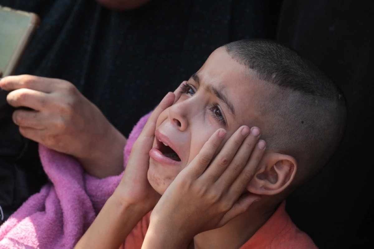 طفل غزاوي يبكي على ذويه (د ب أ)