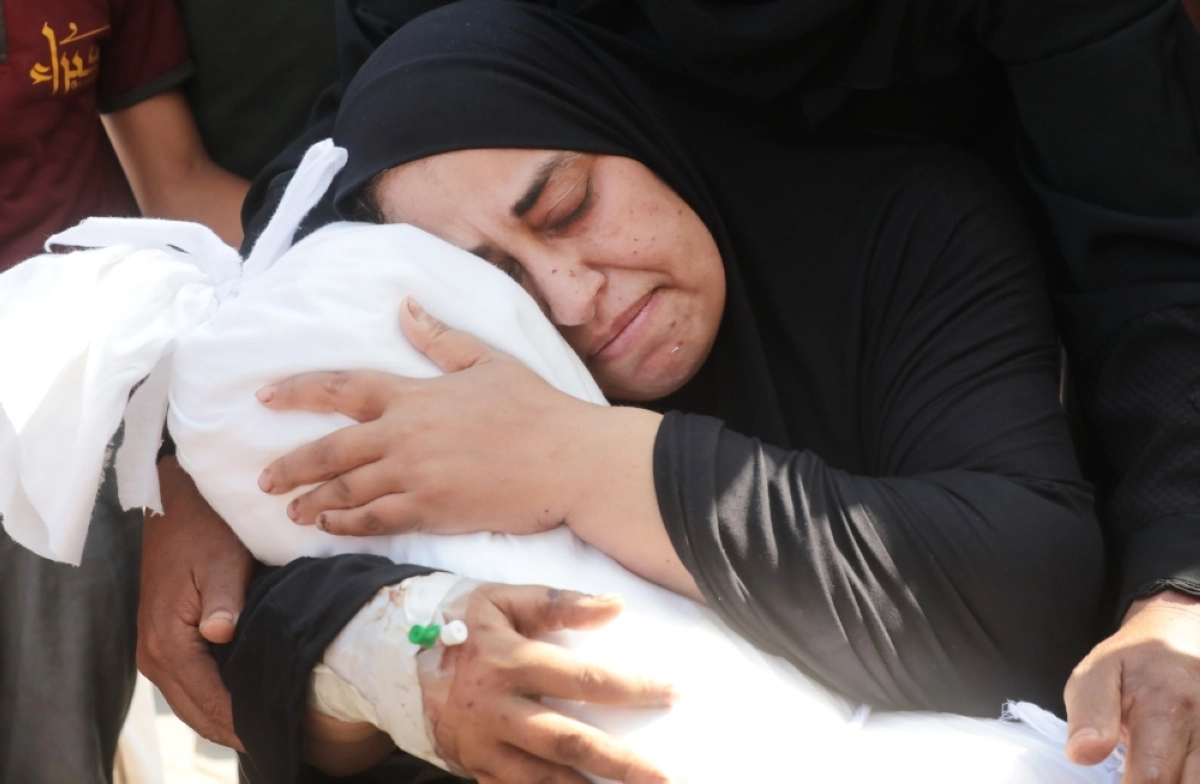 أم تبكي ابنها الشهيد