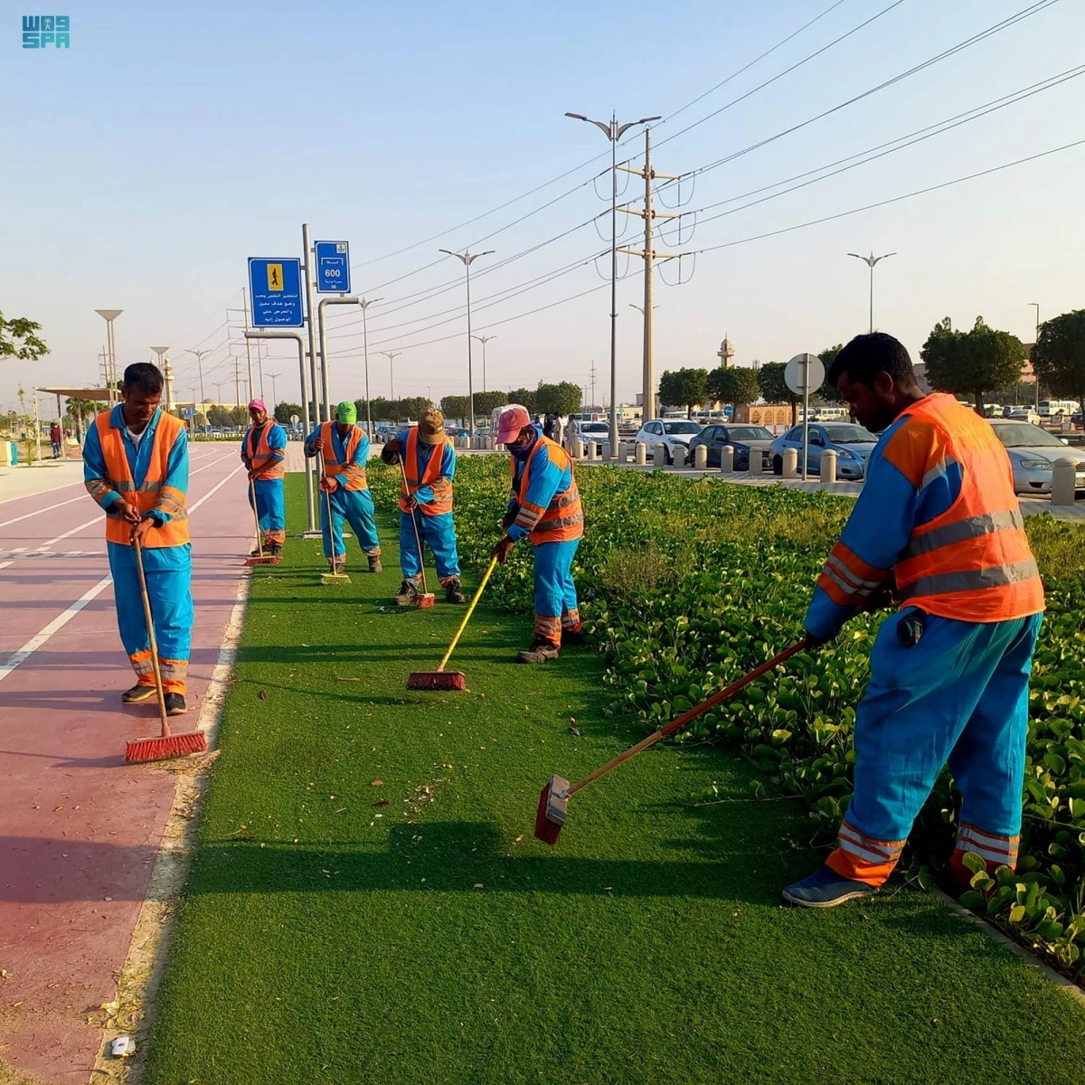 


عمال خلال أعمال التنظيف                             (مكة) 