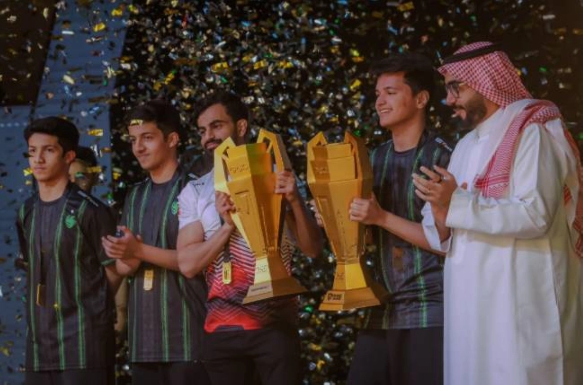 تتويج تركي الفوزان، الأمين العام للاتحاد الخليجي للرياضات الإلكترونية، والرئيس التنفيذي للاتحاد السعودي للرياضات الإلكترونية للفائزين في بطولة الدوري الخليجي للرياضات الإلكترونية
