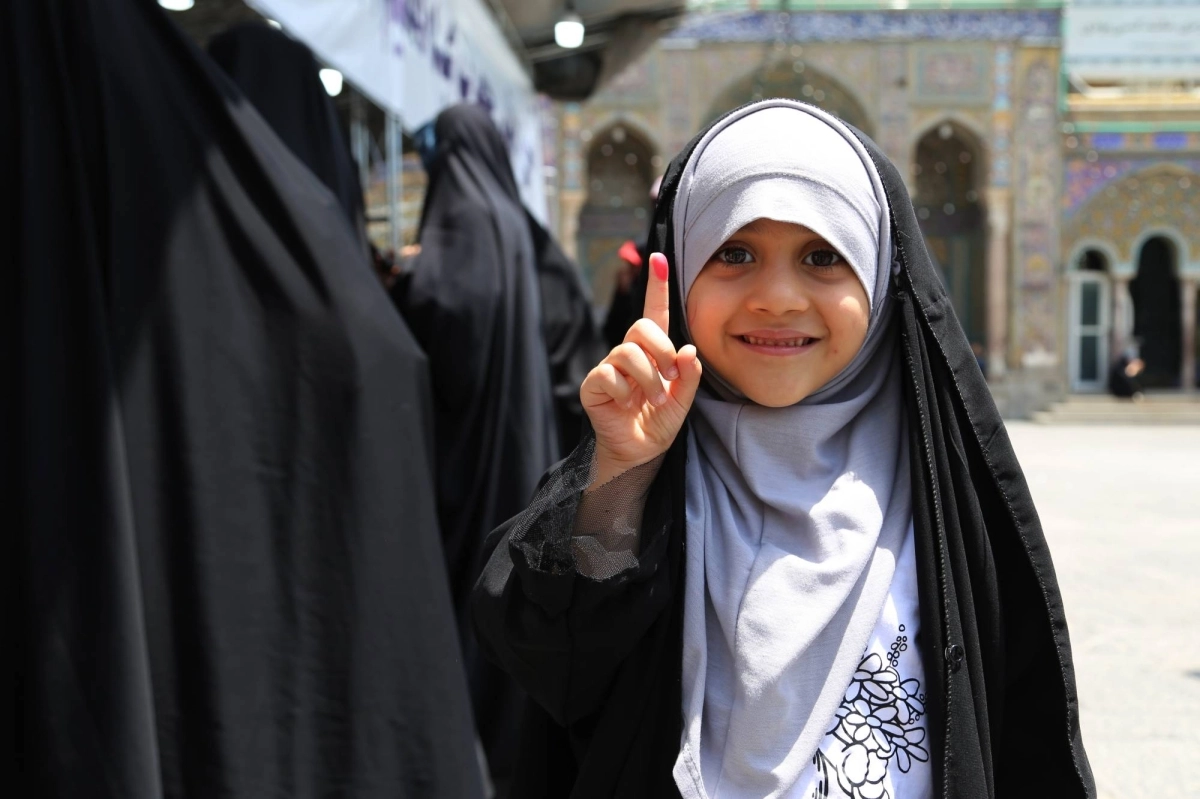 طفلة صغيرة تشارك في الانتخابات الايرانية