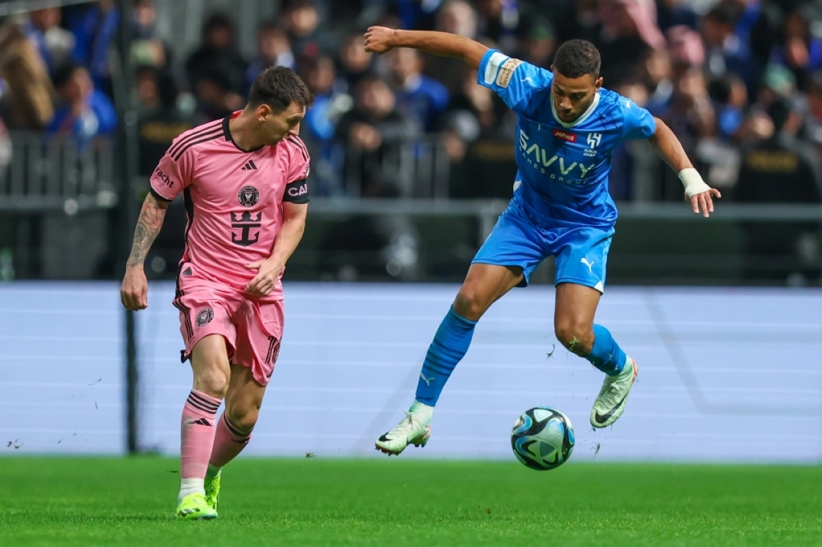 لودي في صراع على الكرة مع ميسي