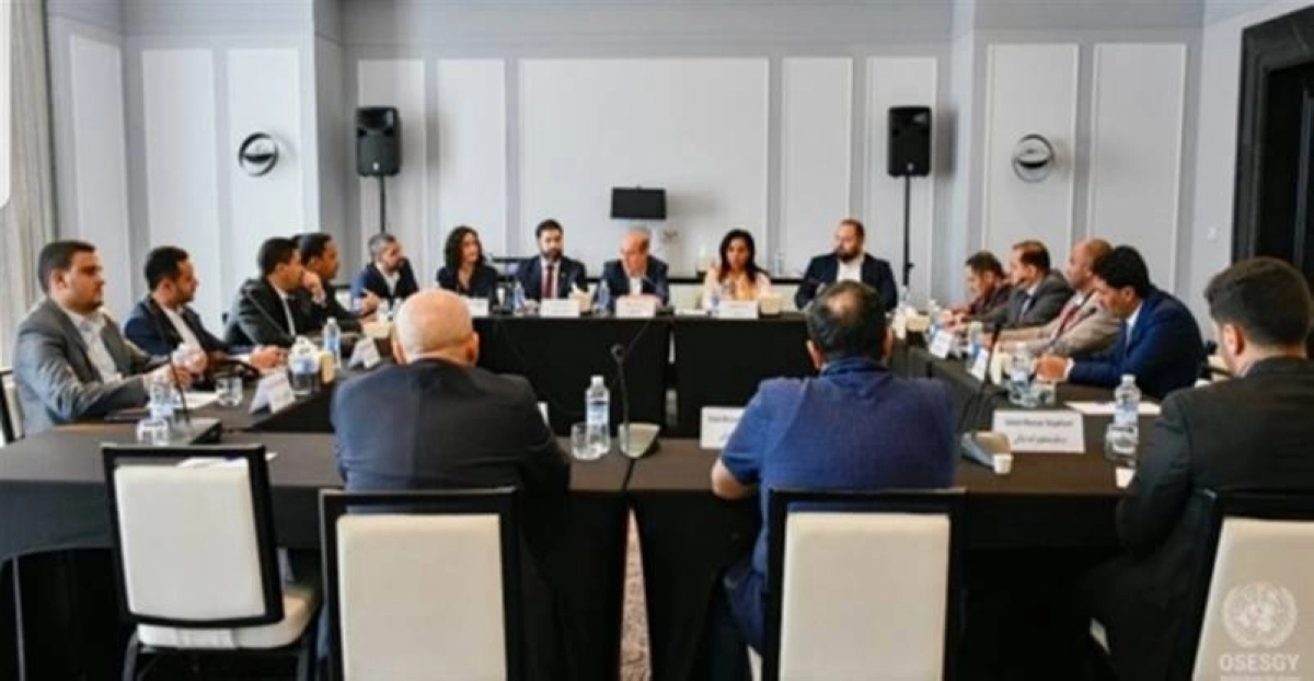 


جانب من مفاوضات مسقط                                                                               (مكة) 