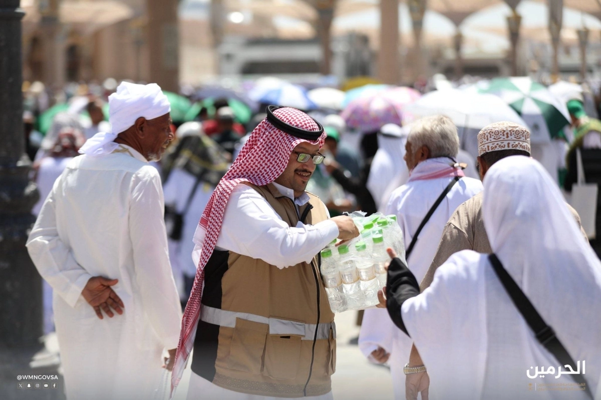 


توزيع المياه على زوار المسجد النبوي                                   (مكة) 
