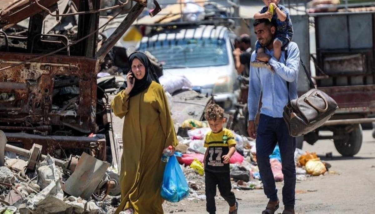 


أسرة غزاوية تسير بين الركام 