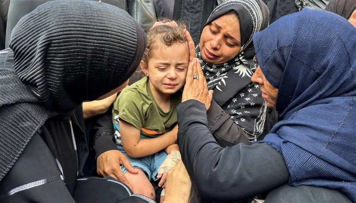 


محاولة مسح دموع وأحزان طفلة غزاوية                                                         (مكة) 