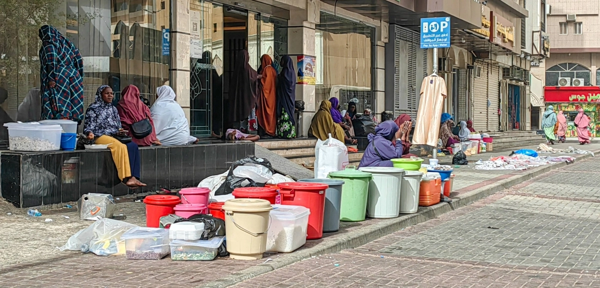 
مشهد يتكرر كل عام لبعض مفترشي الطرقات المؤدية للمسجد الحرام والأرصفة، في منظر غير لائق يحدث تشوها بصريا، ويعيق حركة السير، ويتيح بيع مأكولات تفتقر إلى أدنى الاشتراطات الصحية على جنبات الطريق. (أنس الحارثي)