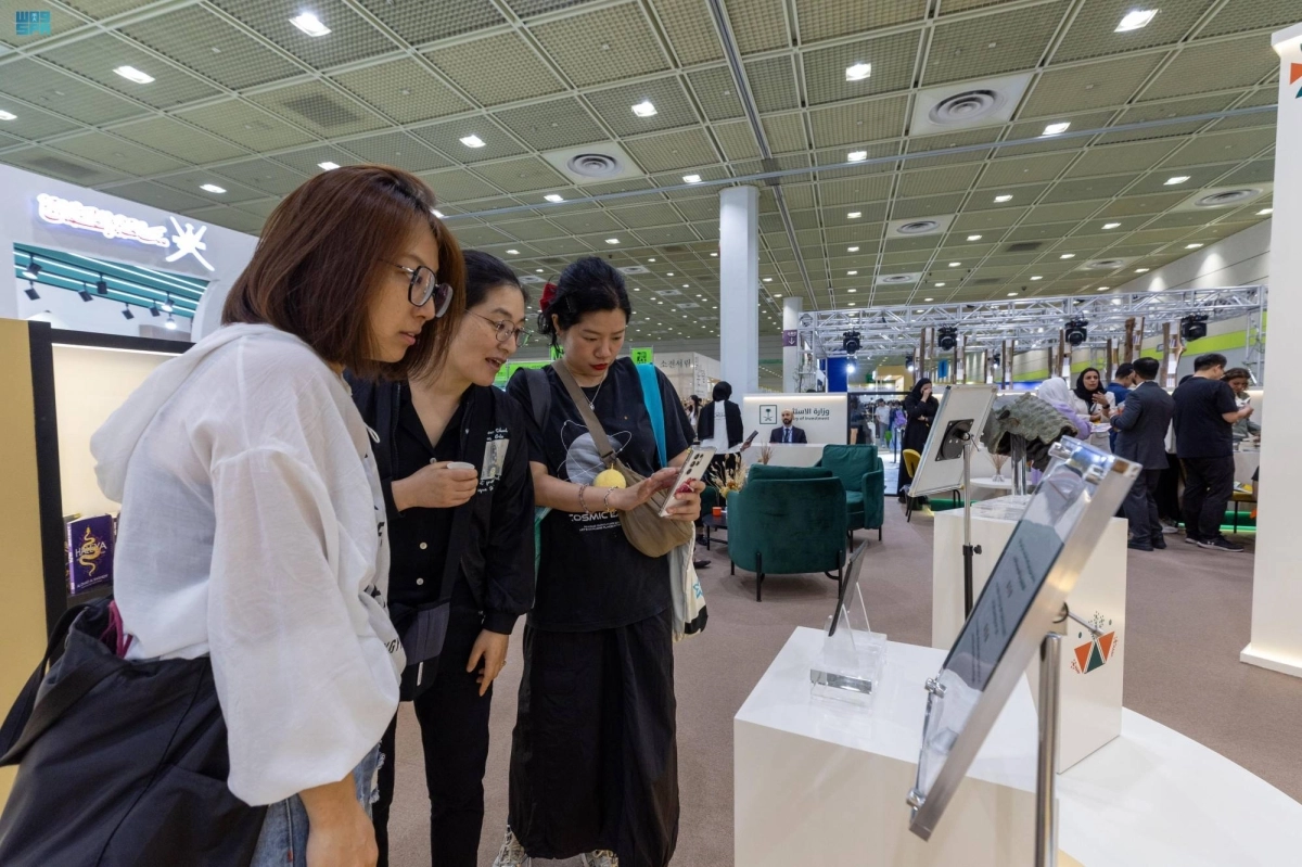 


زائرات بجناح المملكة في المعرض                         (مكة) 