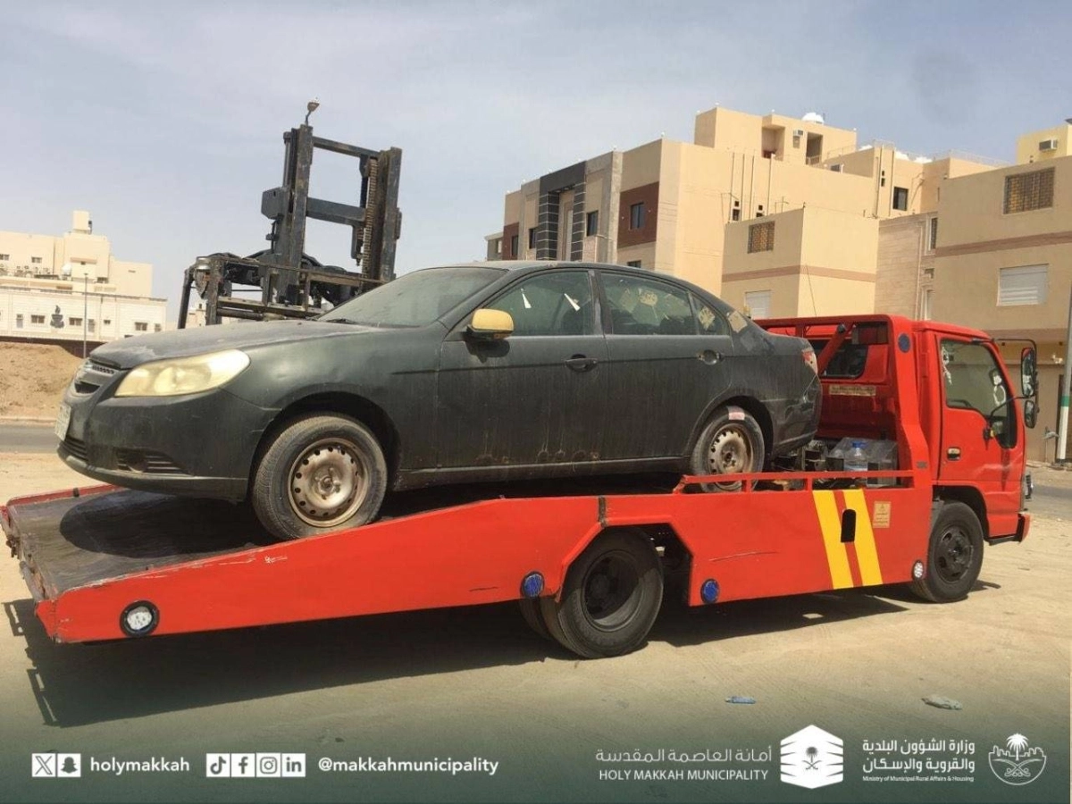 


إزالة إحدى السيارات التالفة 