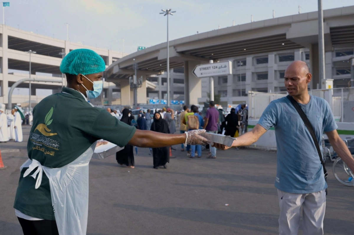 


توزيع الوجبات على الحجاج                                                     (مكة) 