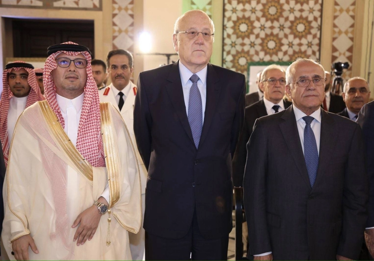 


نجيب ميقاتي ووليد بخاري ووزير لبناني                         (مكة) 