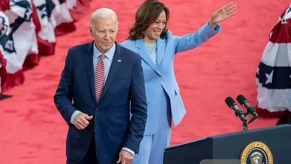 


بايدن وخلفه كامالا هاريس                                  (مكة) 