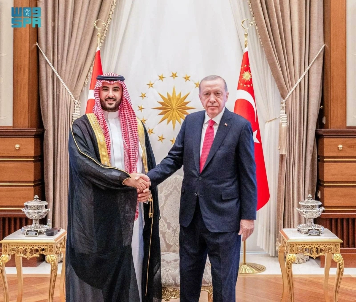 


خالد بن سلمان مصافحا رجب  إردوغان                            (واس) 