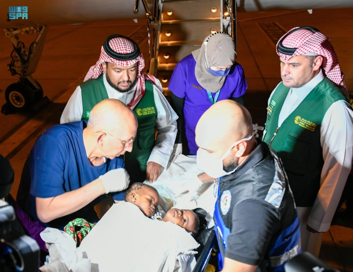 


التوأم السيامي لحظة وصوله إلى الرياض أمس                                            (مكة) 